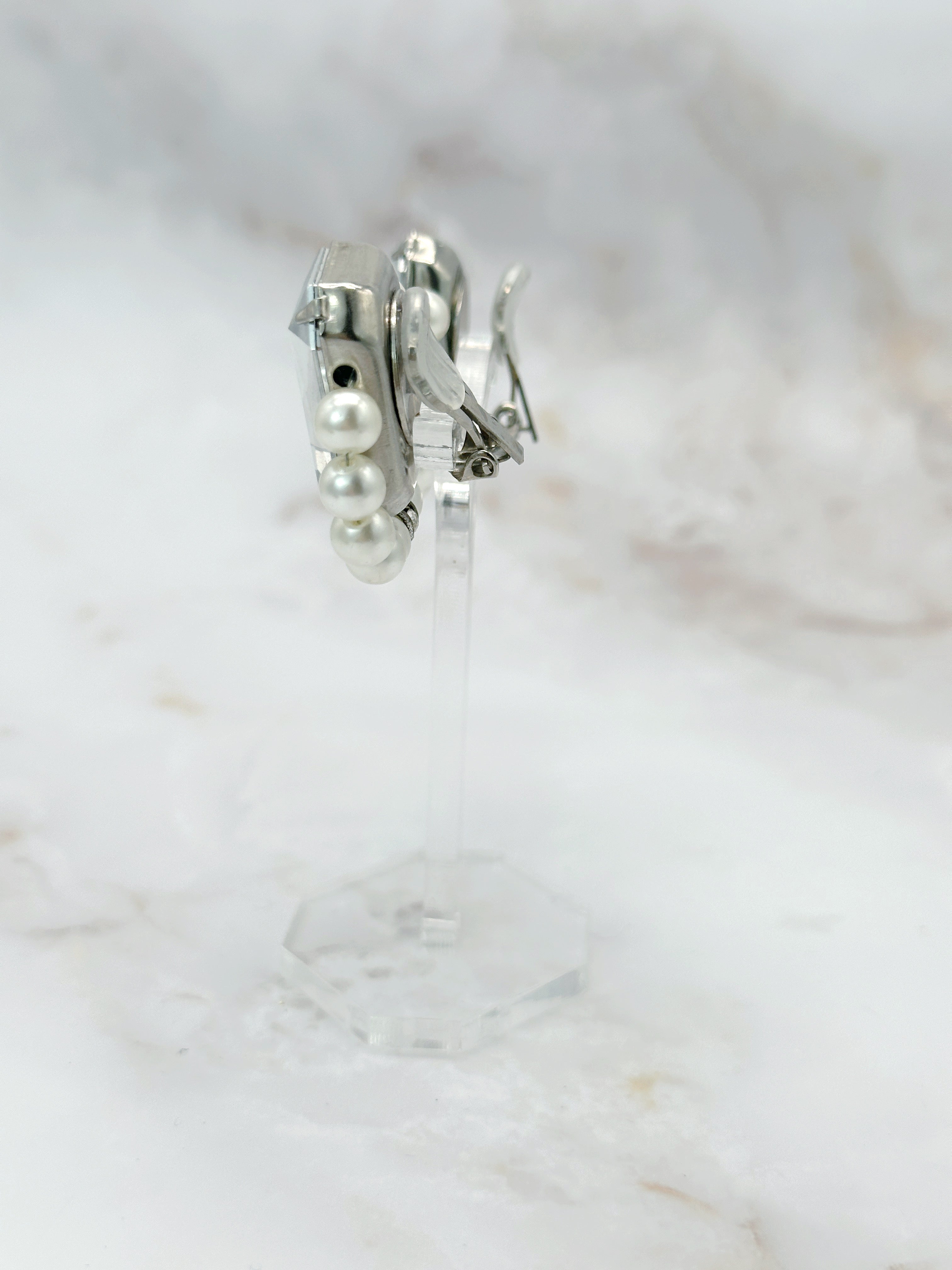 Elegante Vintage Ohrclips mit hellblauem Glasstein und Perlen