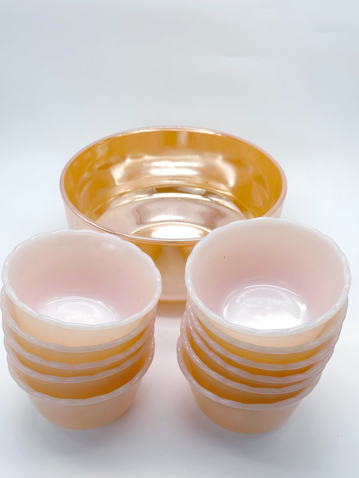 Pfirsichfarbenes Vintage Salatschüssel-Set mit changierendem Schimmer – 12-teilig