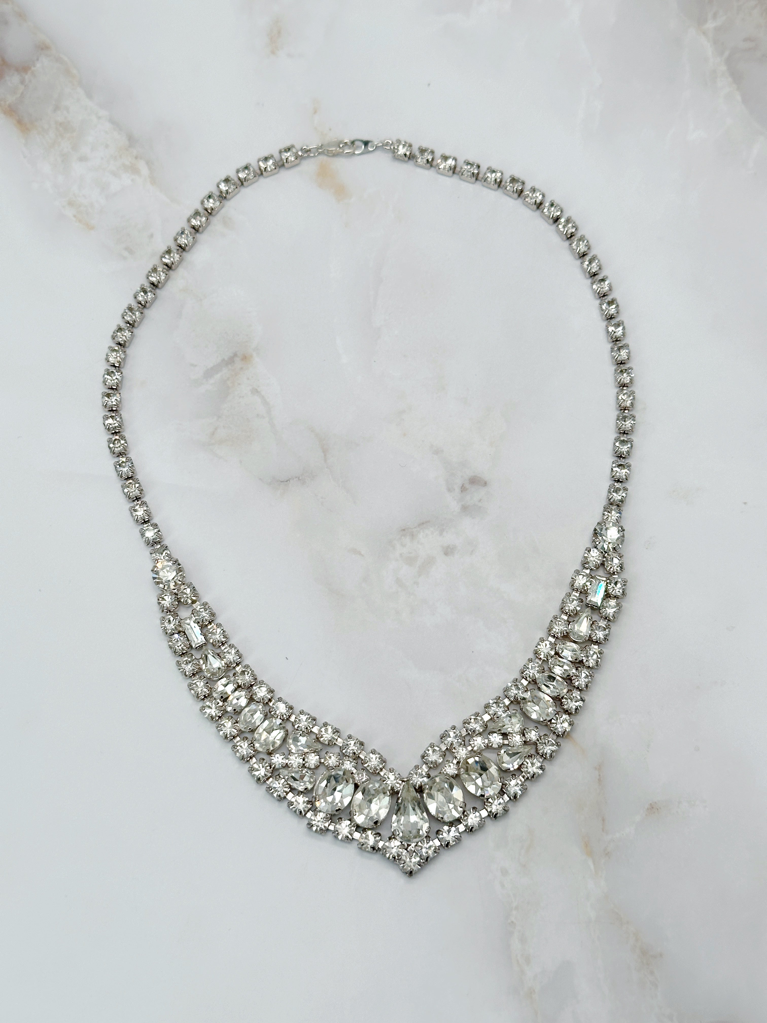 Besonderes Strass Collier mit ovalen und tropfenförmigen Steinen