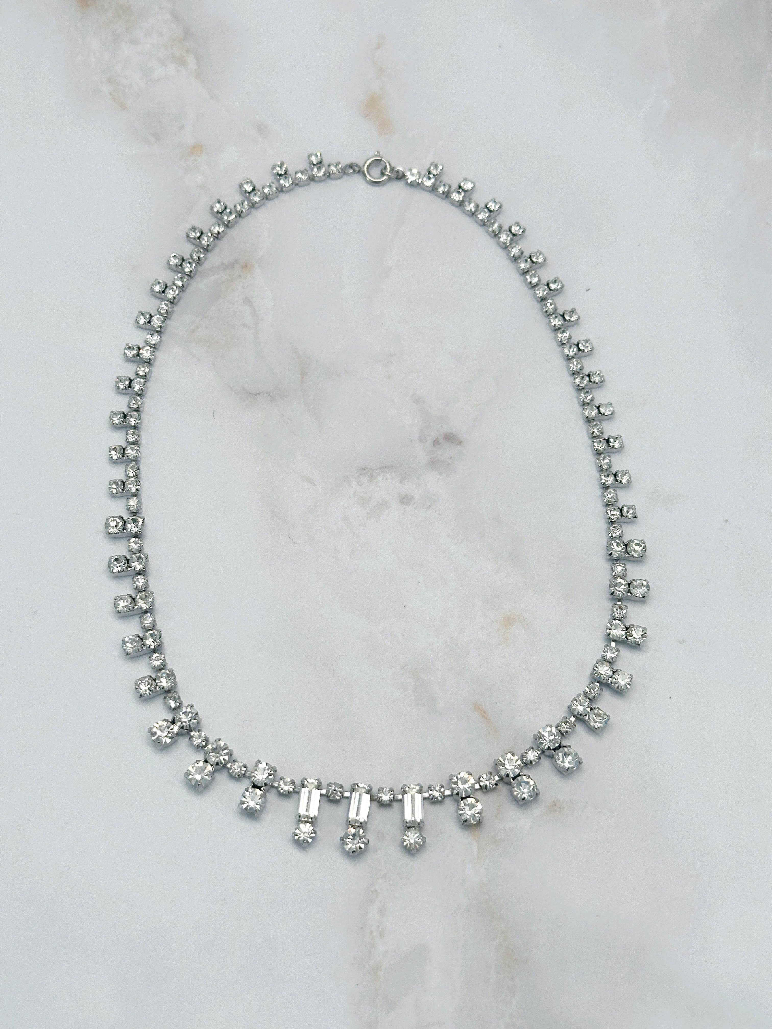 Vintage Strass Collier mit funkelnden eckigen Elementen