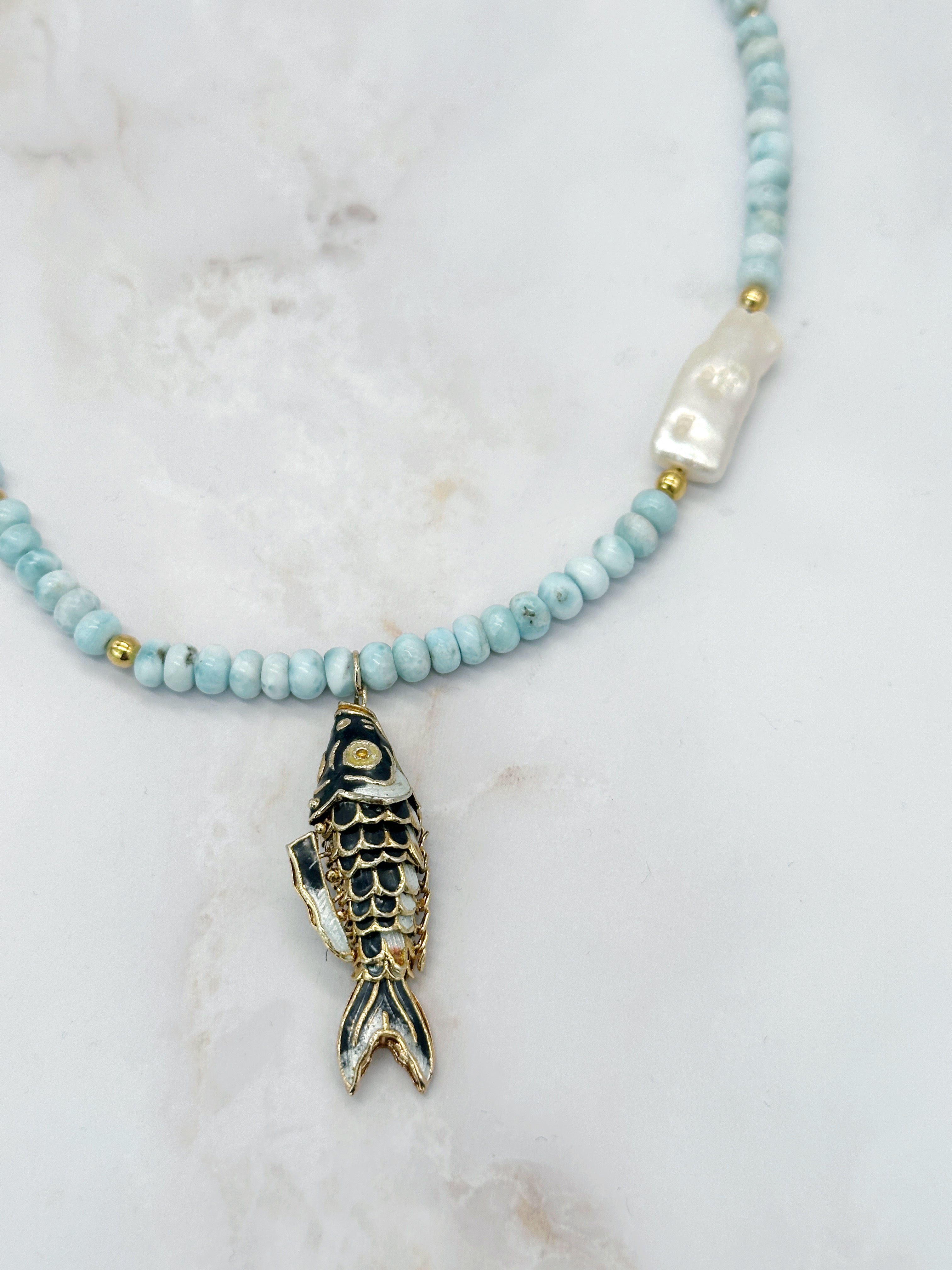 Sommerliche Larimar Halskette mit Barockperle und Emaille-Fisch