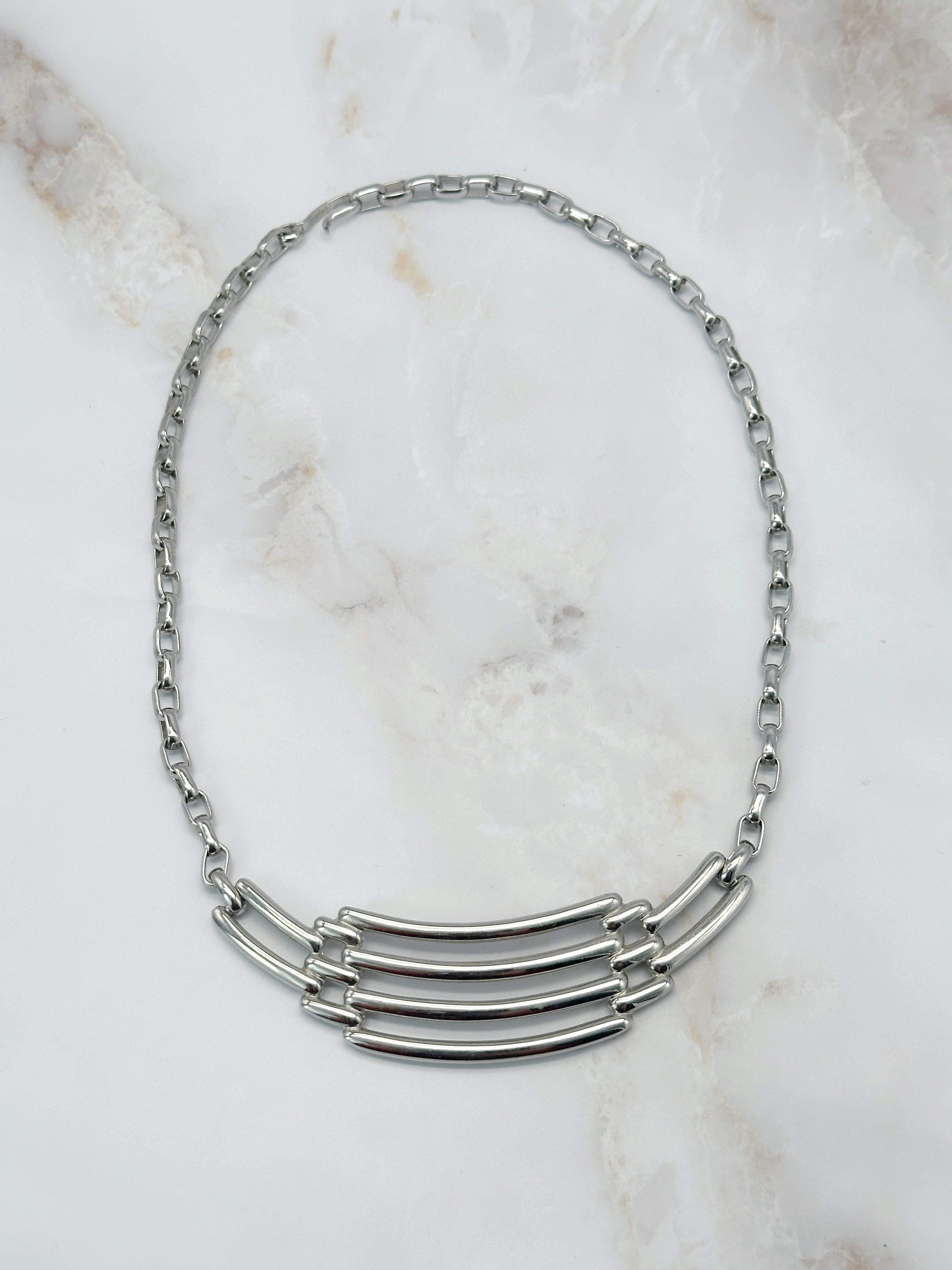Signierte Vintage Halskette von Monet rhodiniert mit geometrischem Mittelstück
