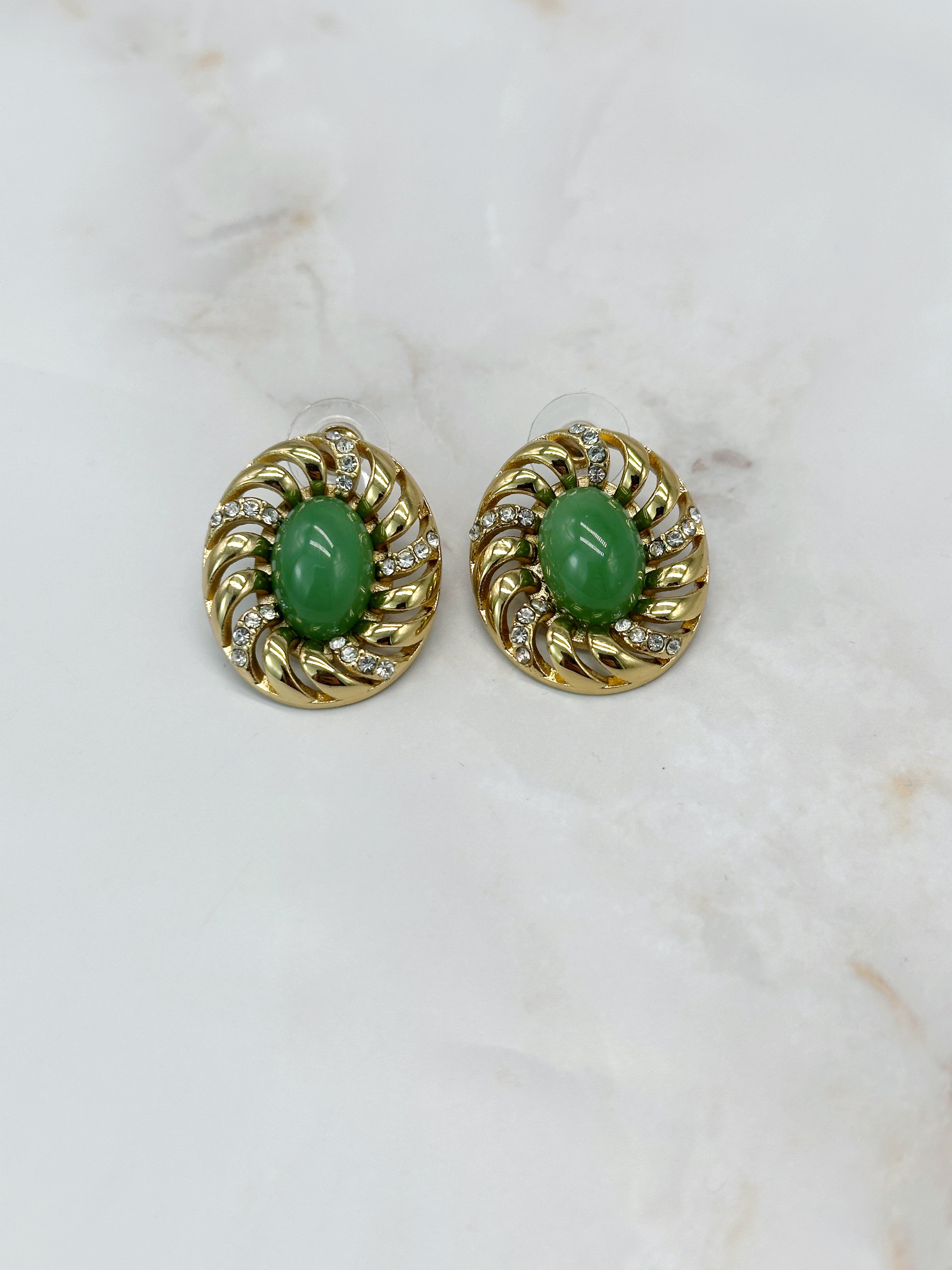 Vergoldete Vintage Ohrstecker mit jadegrünem Cabochon und Strass