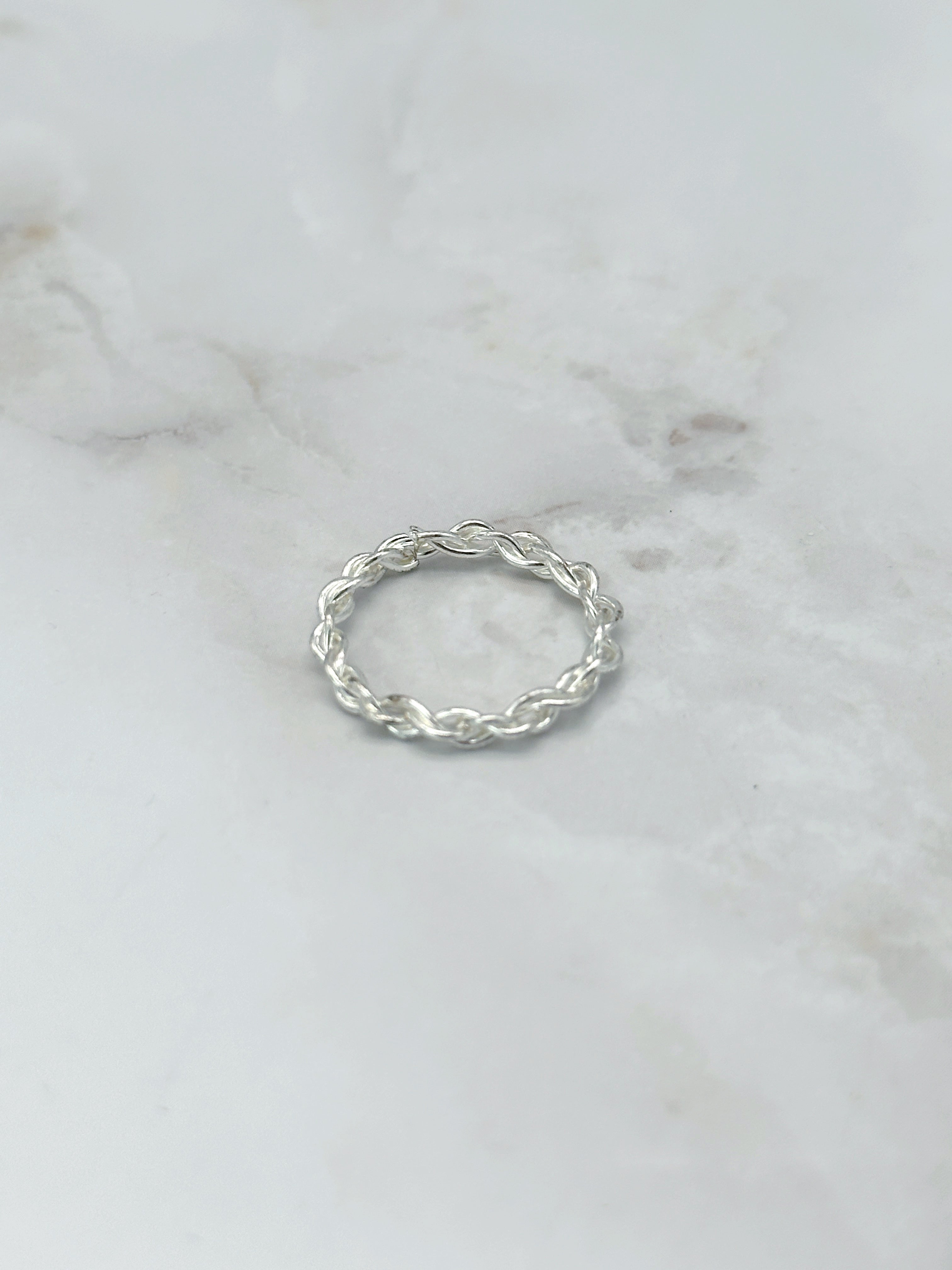 Vintage Ring aus rhodiniertem Metall mit gedrehter Form