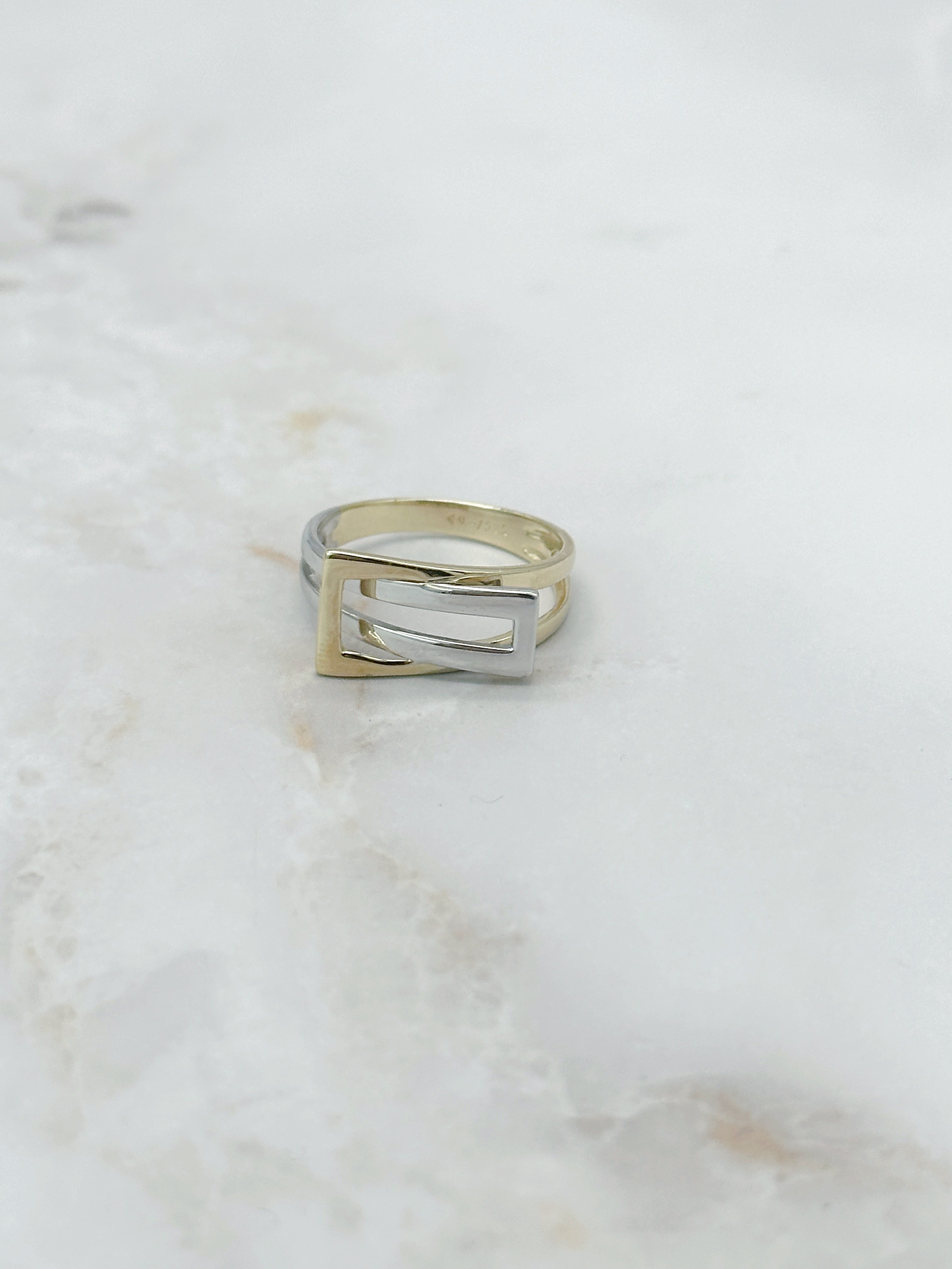 Ring in Gelbgold und Weißgold mit Gürtelschnallen-Design