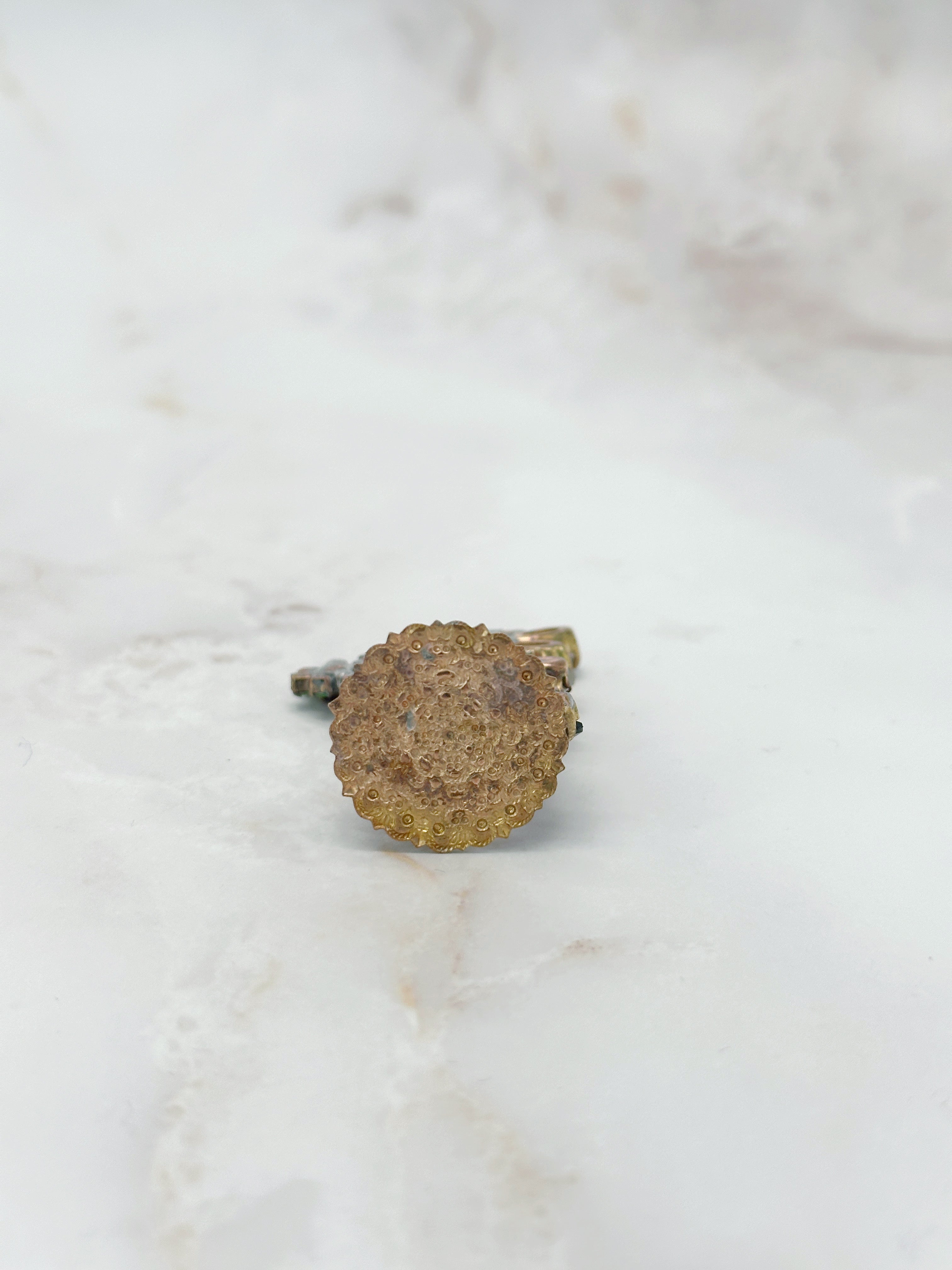 Handgefertigter Gablonzer Hase mit bunten Kristallen und grüner Blume