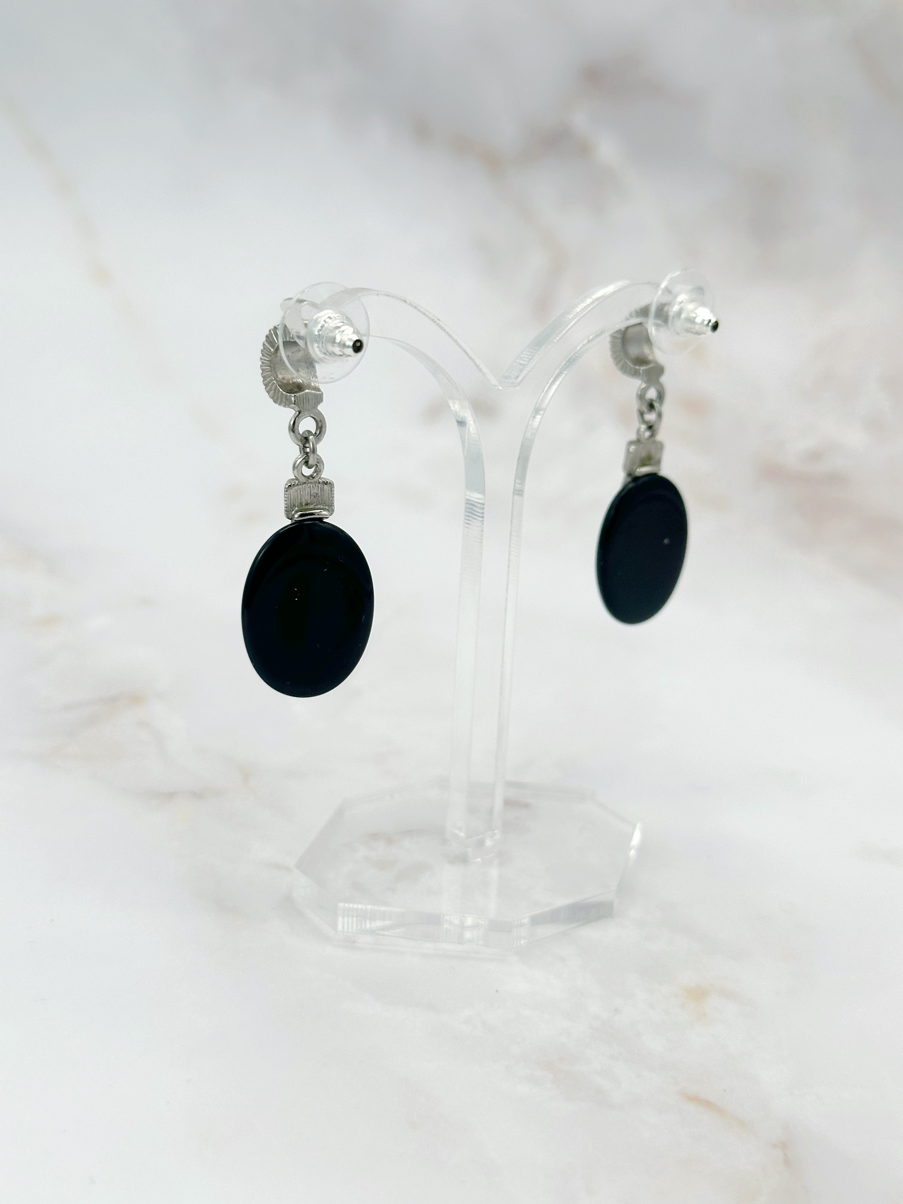 Elegante Art Déco Ohrstecker mit Onyx und Markasit