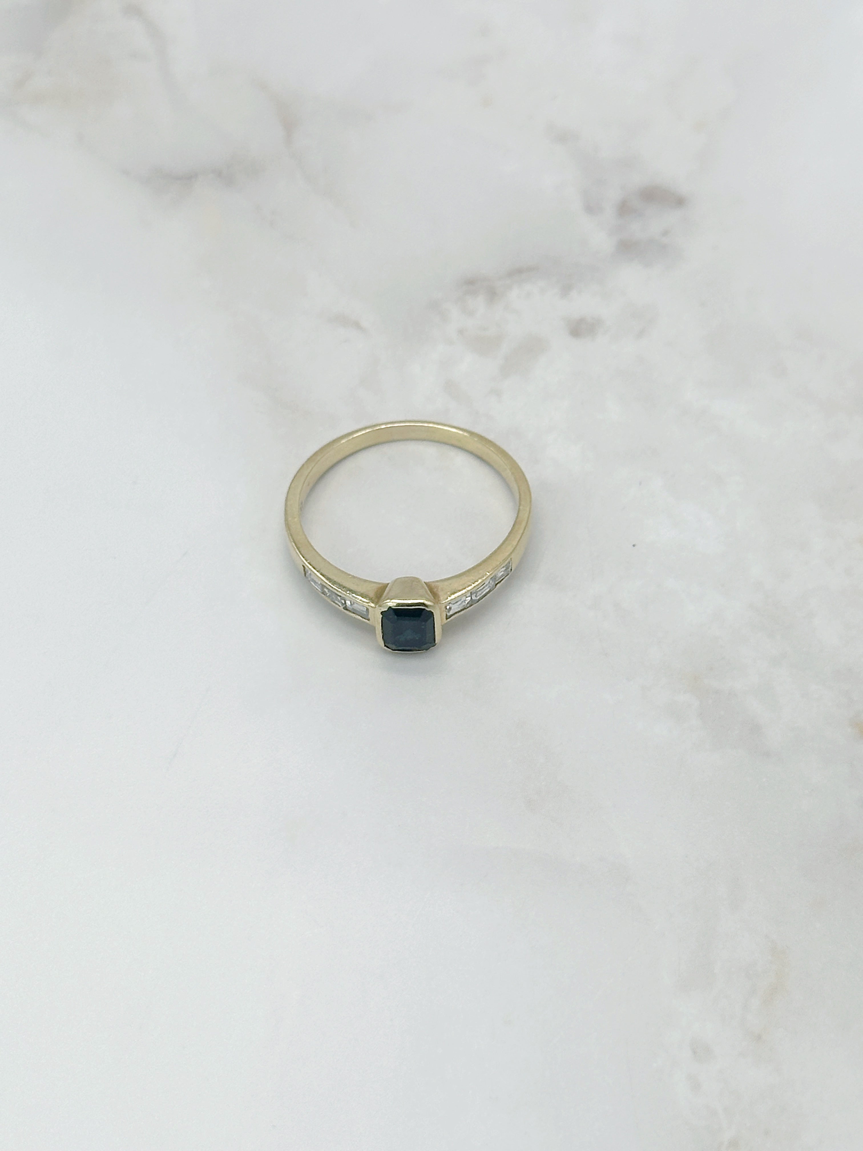 Ring in 750 Gelbgold mit dunkelblauem Saphir und Diamant-Baguetten