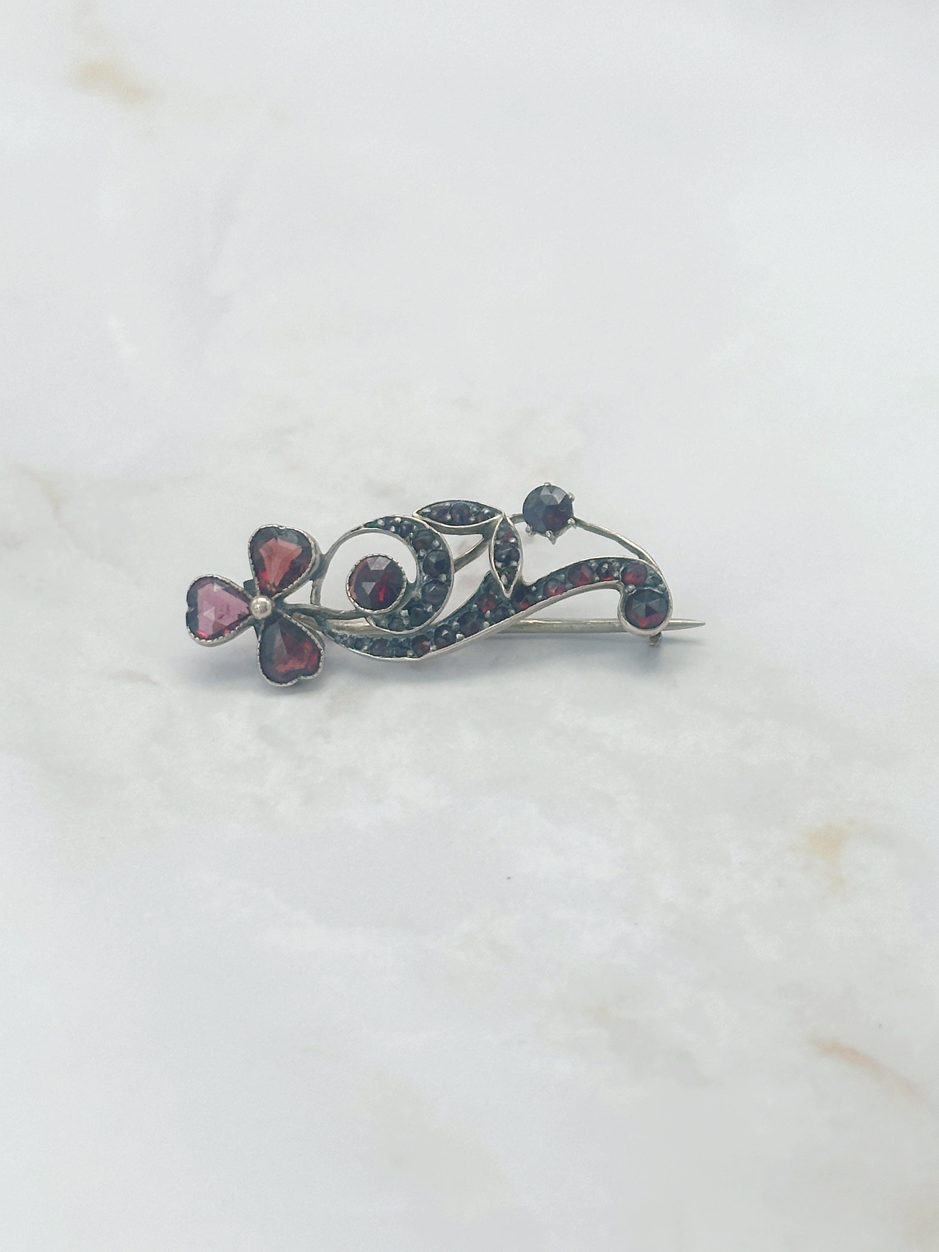 Antike Granatbrosche aus vergoldetem Silber mit Blumen- & Kleeblattmotiv