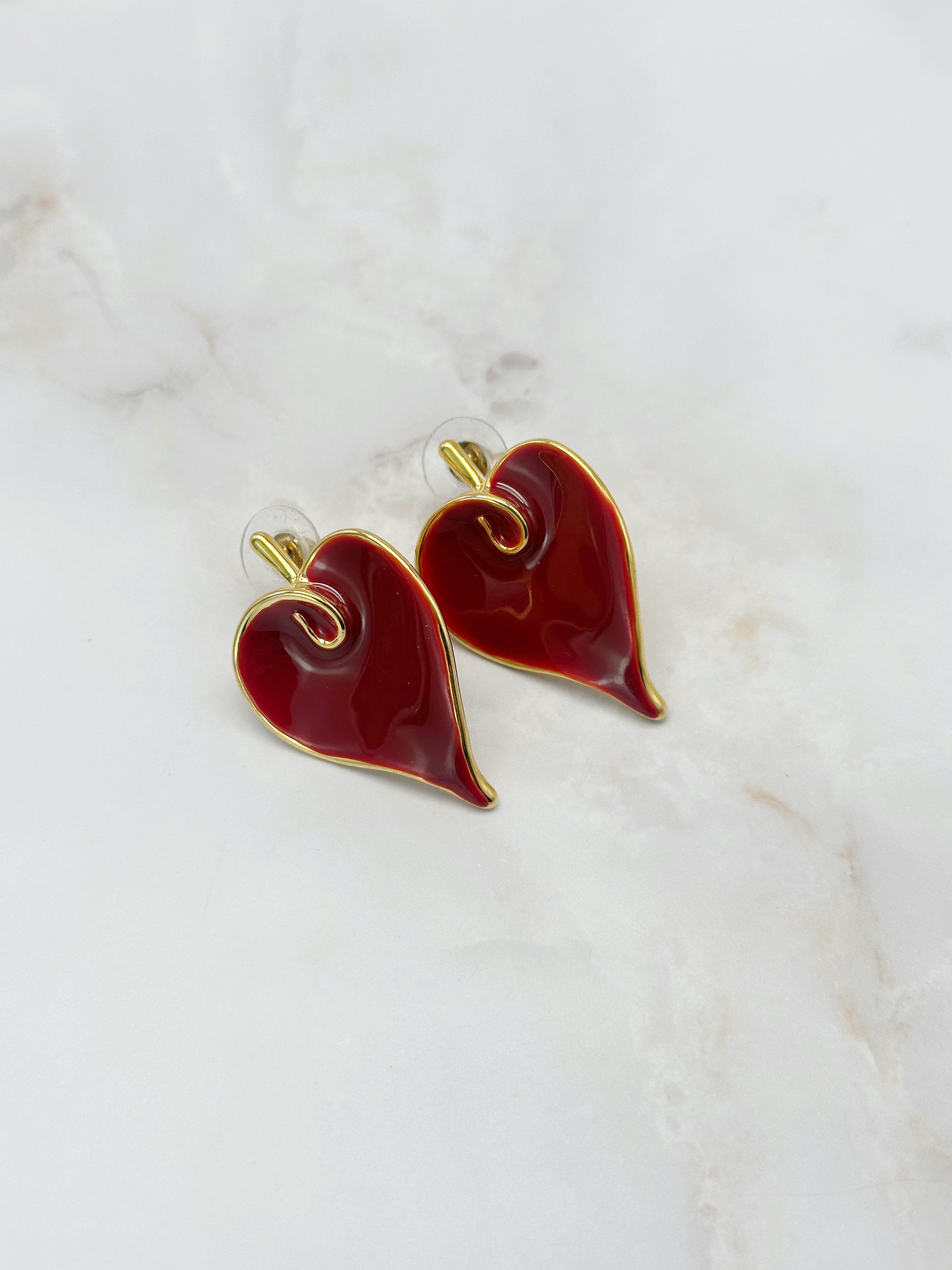 Vergoldete Vintage Herz-Ohrhänger mit roter Kaltemaille