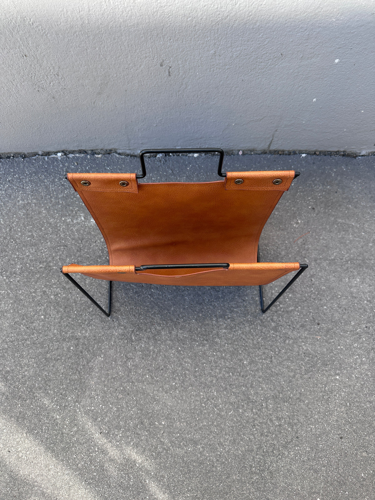 Vintage Zeitungsständer aus schwarzem Metall und Leder