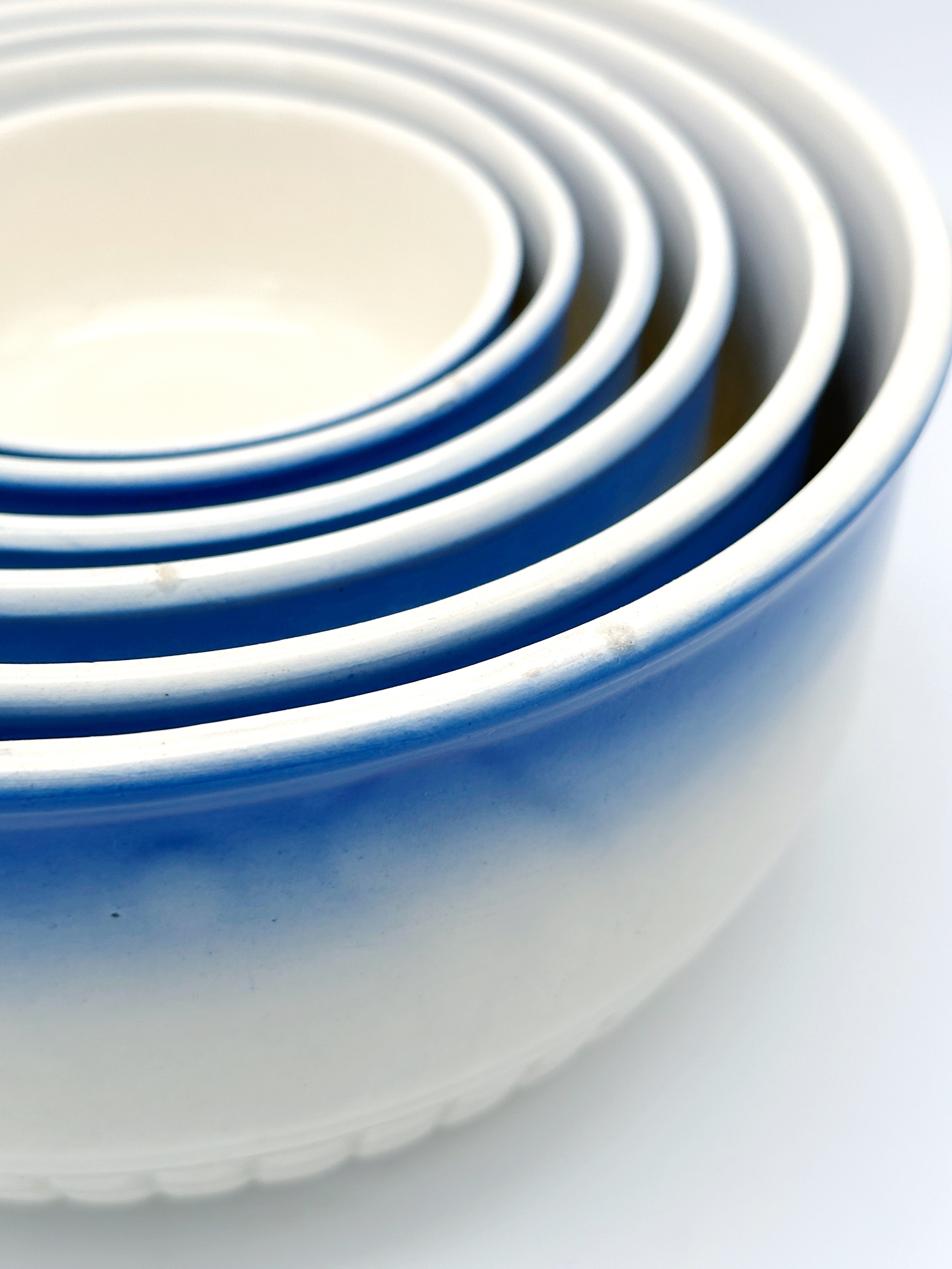 Set aus 6 blauen Schalen mit Spritzdekor, um 1930