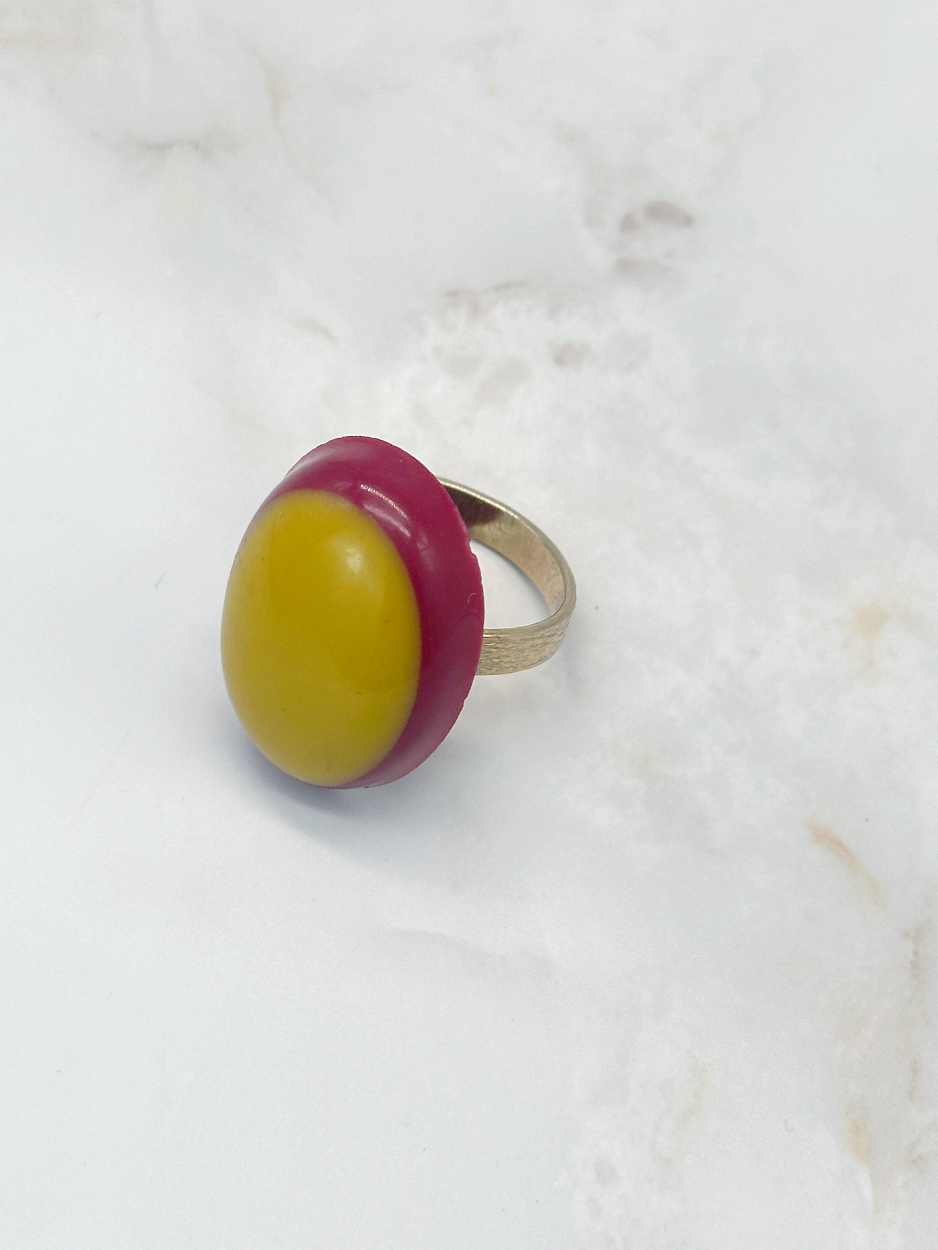 Großer 70er Jahre Ring aus Resin in Fuchsia & Gelb