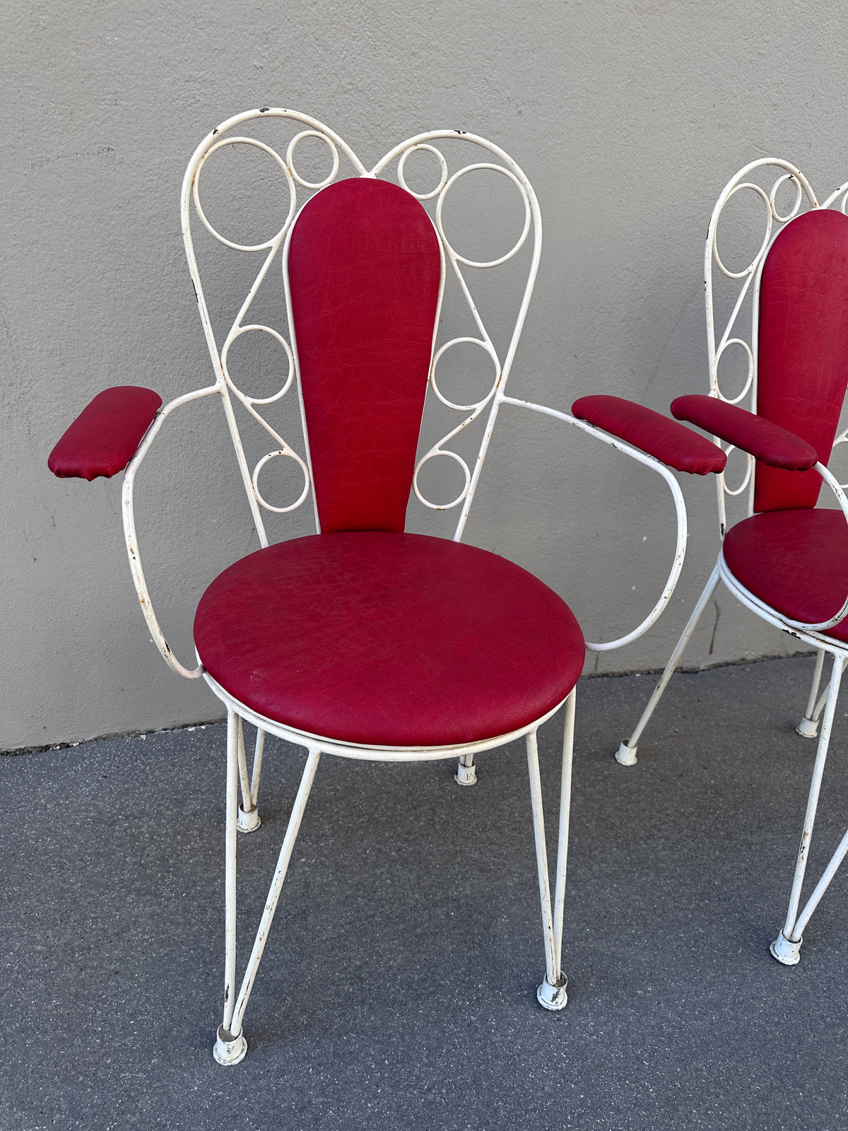 Vintage Gartensessel mit roter Polsterung – 2er-Set