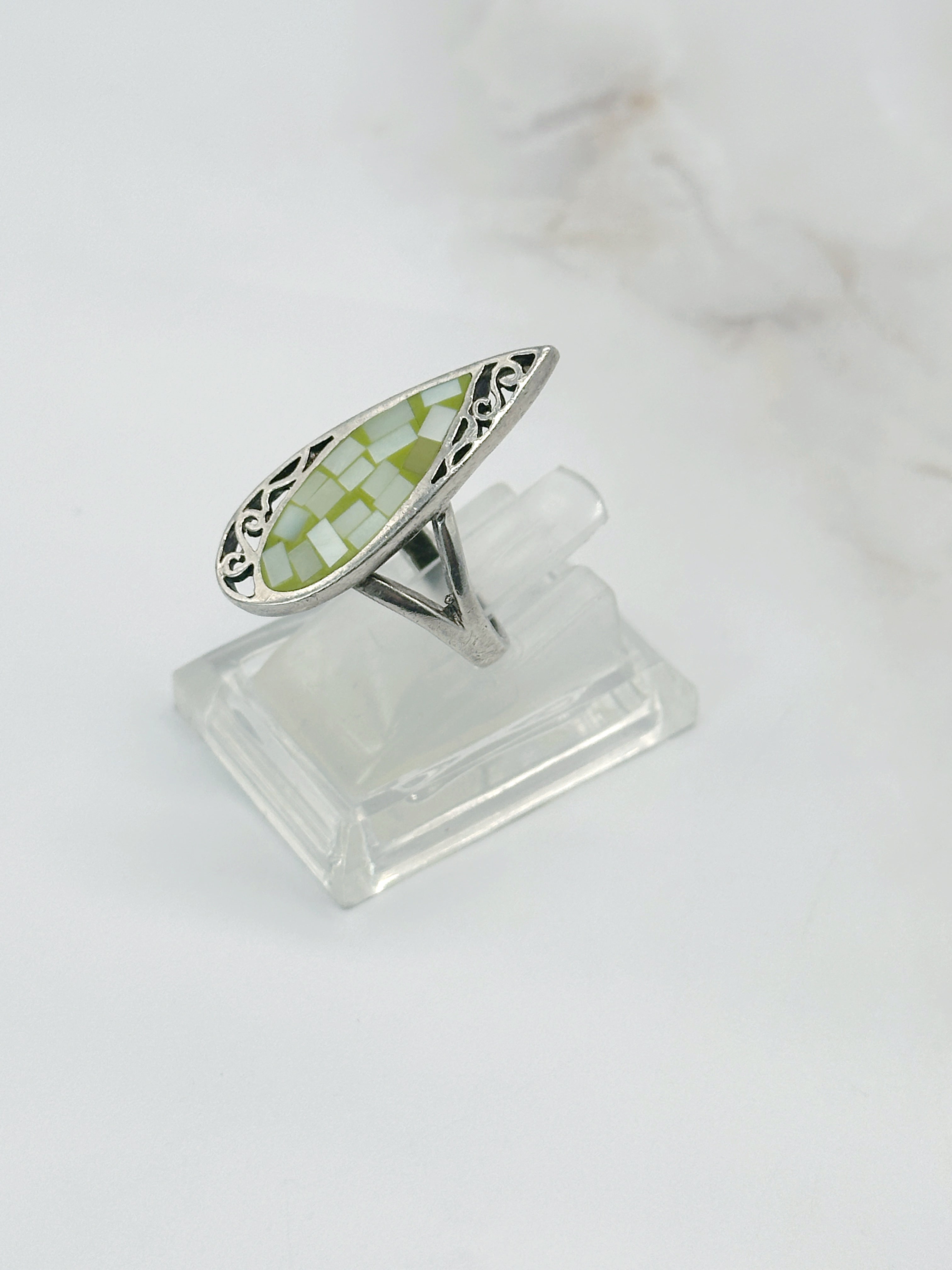 Ausgefallener Vintage Silberring mit limettengrünem Perlmutt-Mosaik
