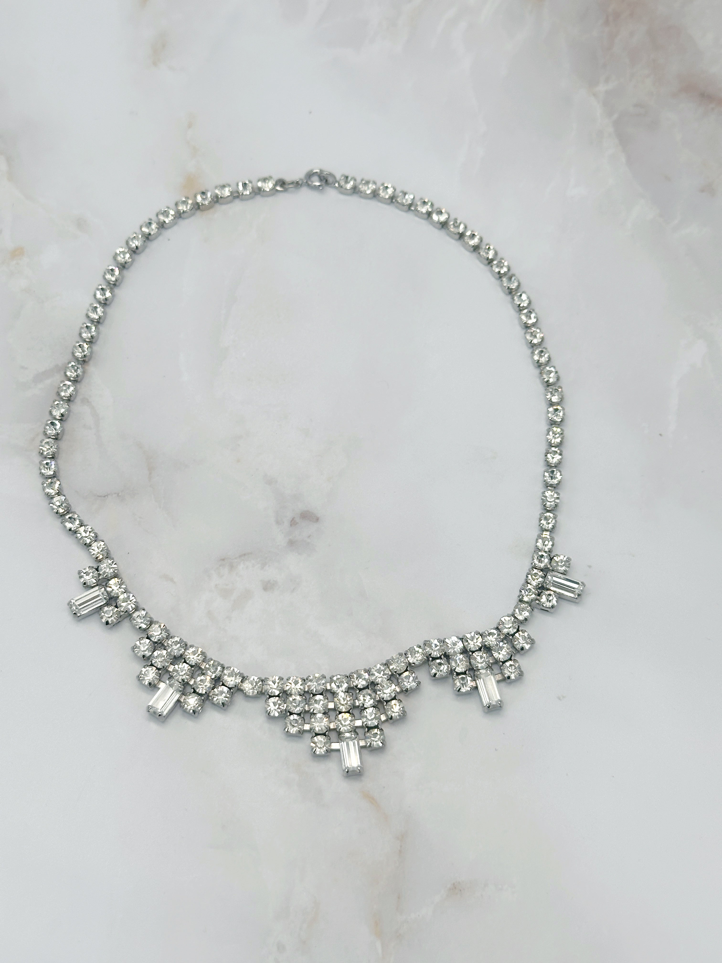 Vintage Strass Collier mit Baguette-Steinen und Kristall-Glanz