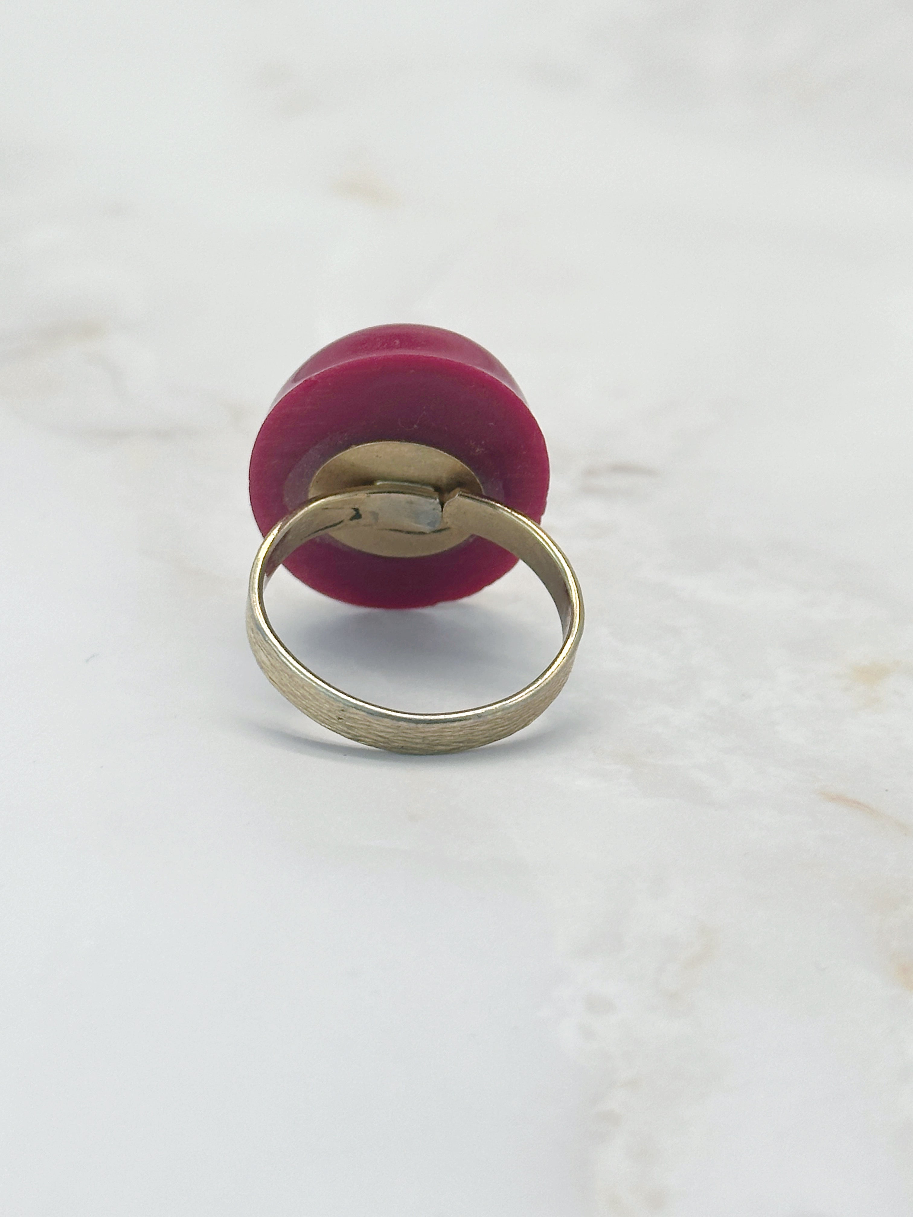 Großer 70er Jahre Ring aus Resin in Fuchsia & Gelb