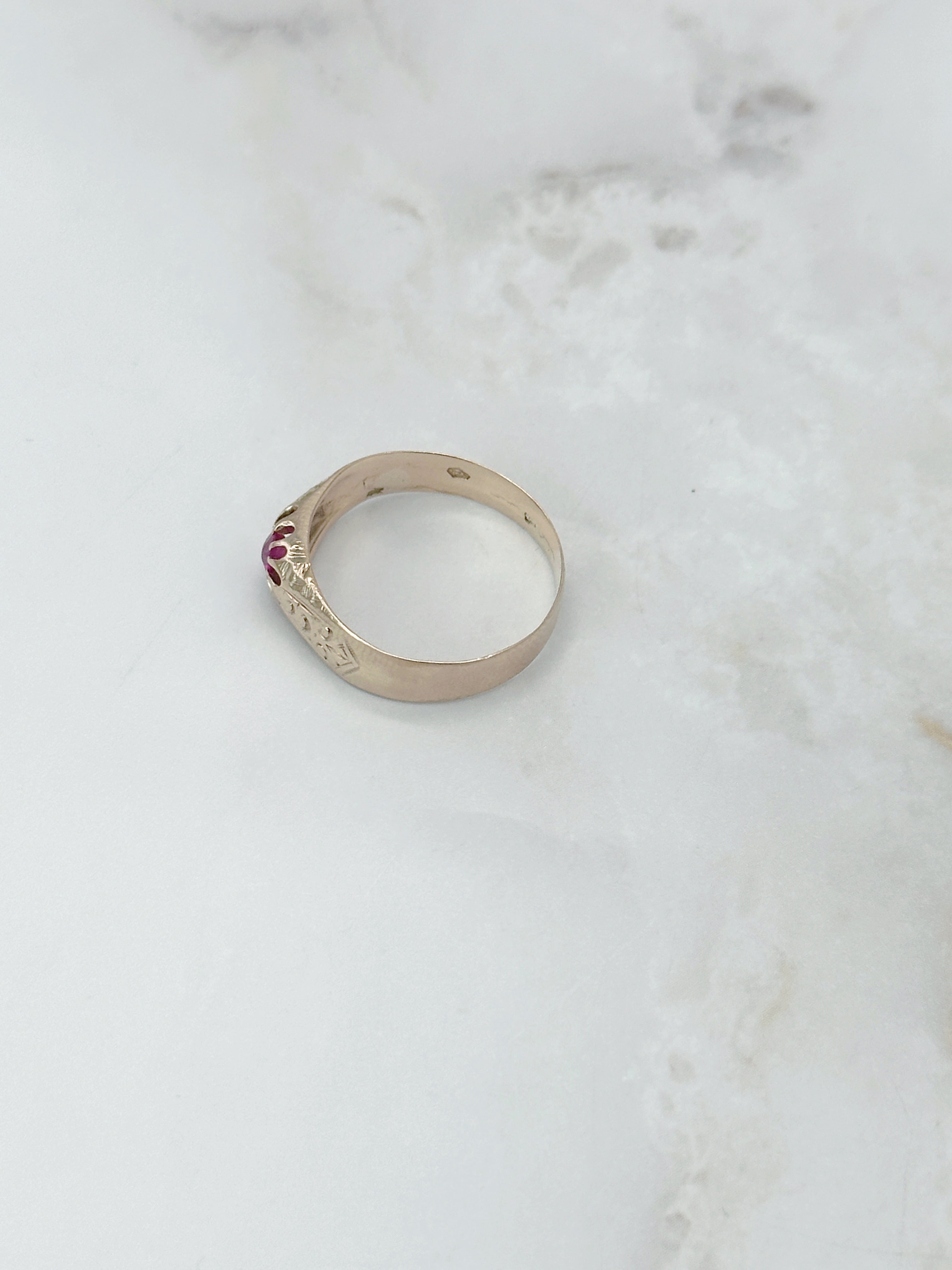 Antiker Bandring in 585 Gelbgold mit synthetischem Saphir