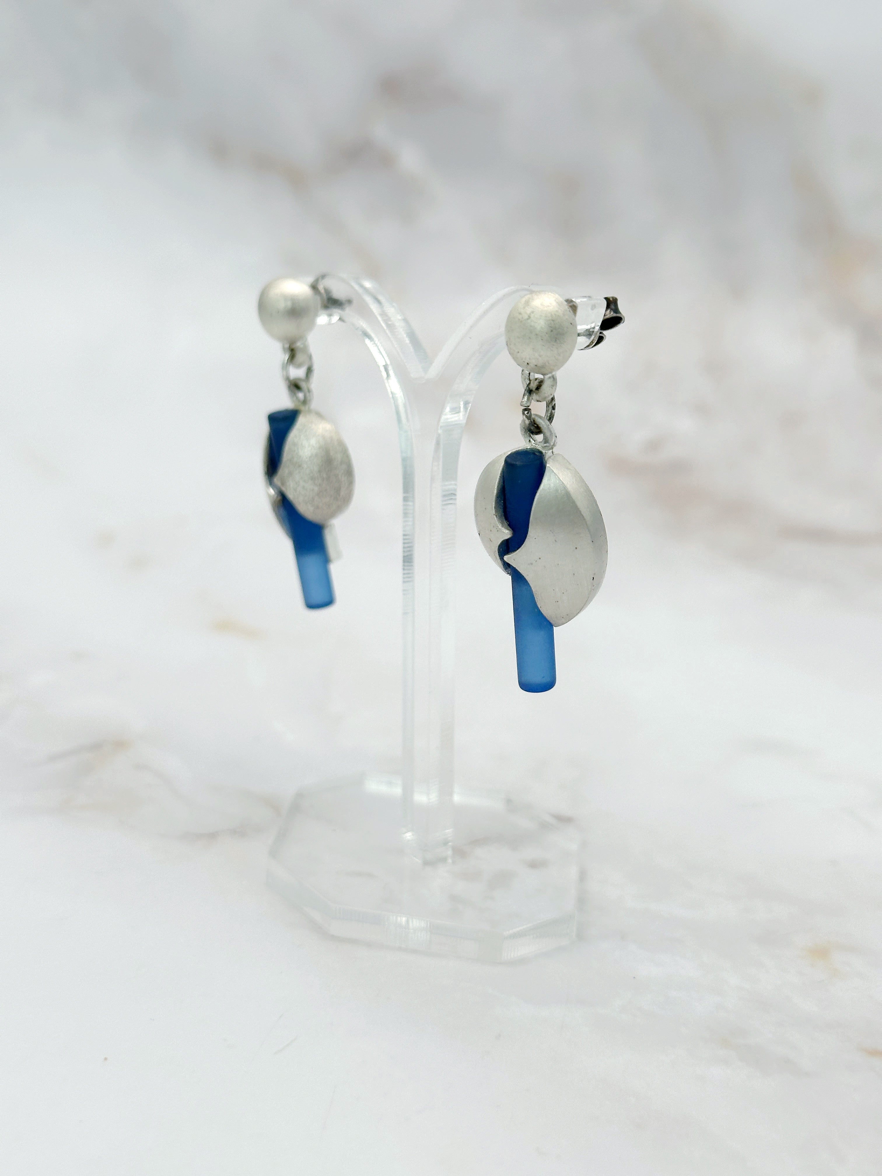 Moderne Vintage Ohrstecker mit Blauem Glasstab