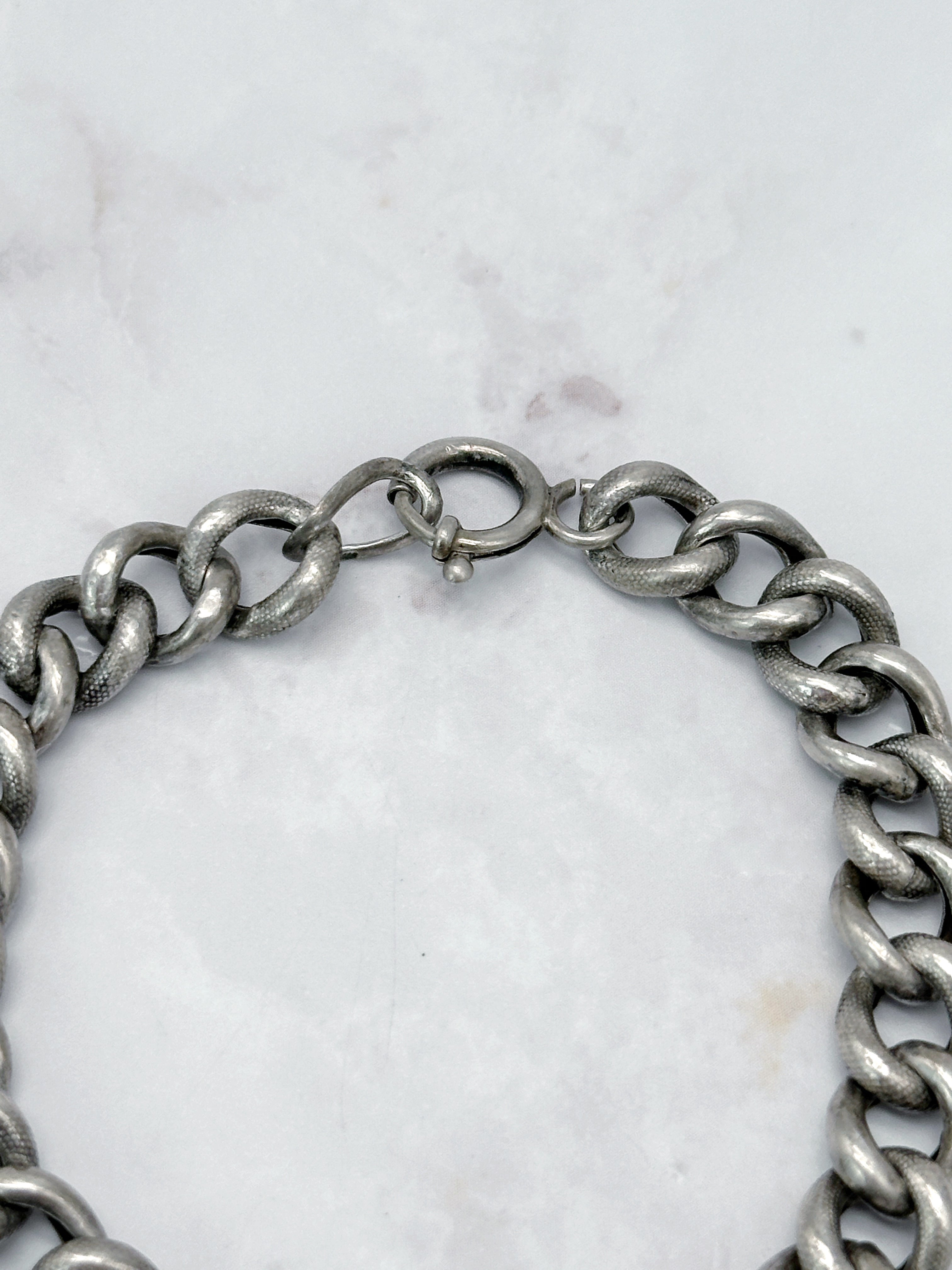 Antikes Panzerarmband aus Silber mit strukturierter Oberfläche
