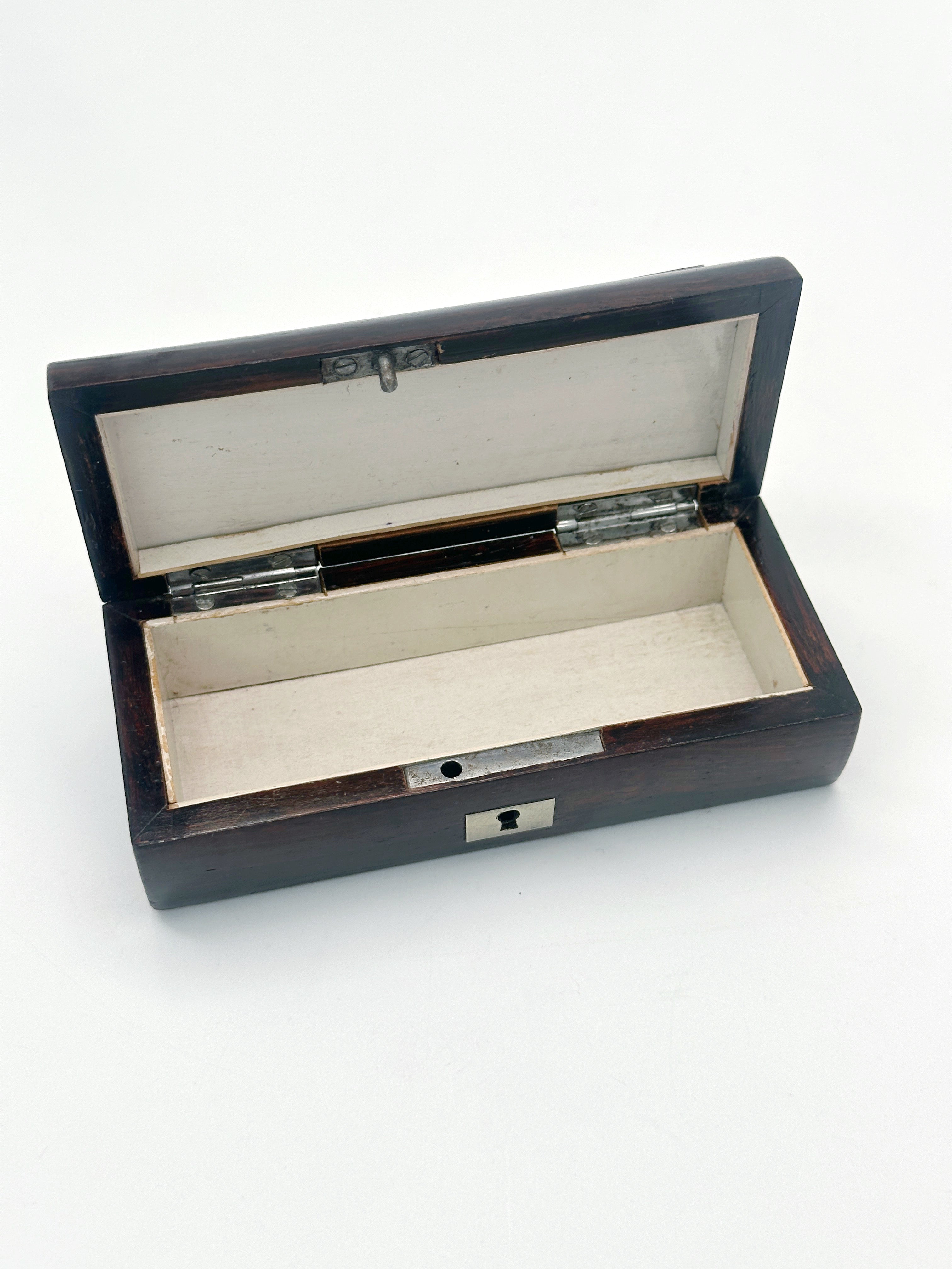 Elegante Holzschatulle mit kunstvoller Stein-Einlegearbeit