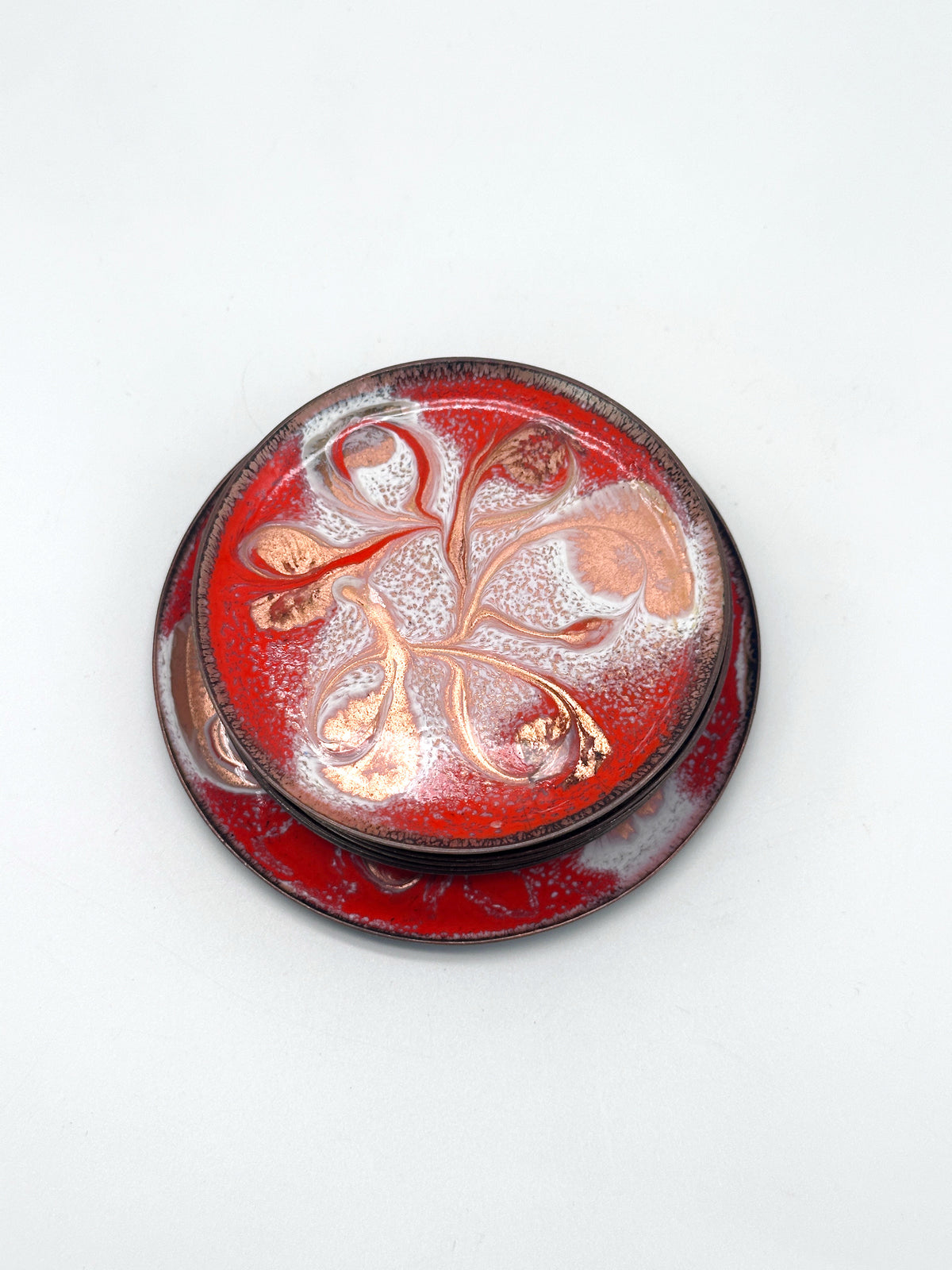 Vintage Emaille-Untersetzer in Orange, Weiß und Gold – 7-teiliges Set
