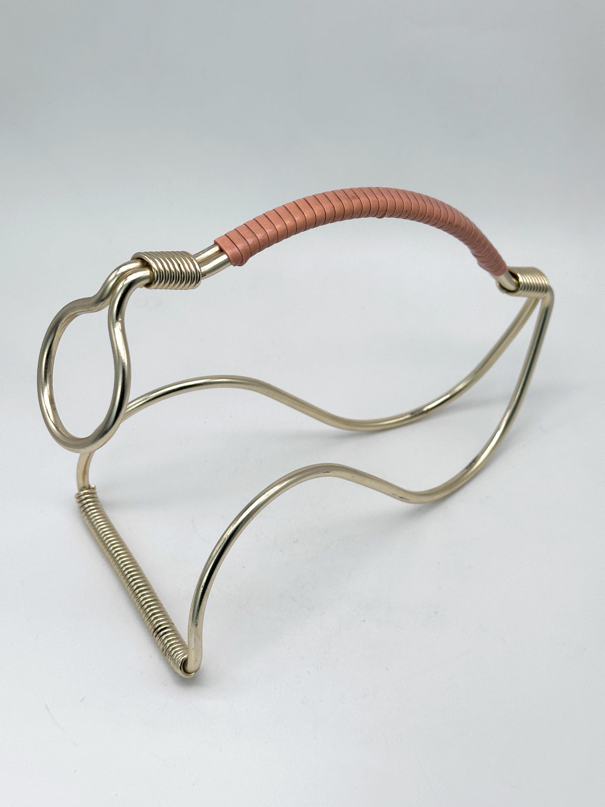 Mid-Century Flaschenhalter / Weinständer aus goldfarbenem Metall um 1950