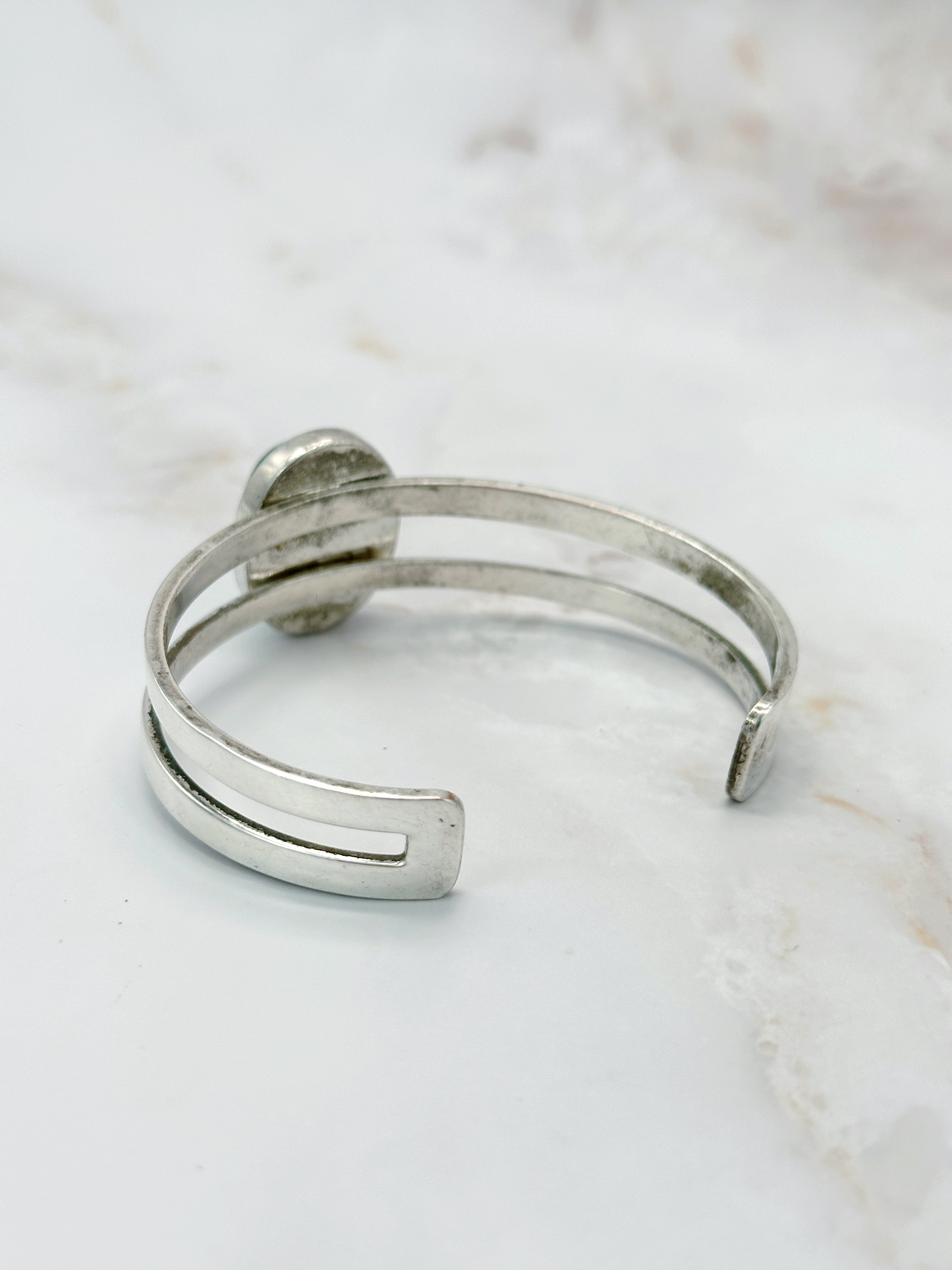 Silver-plated emerald green cabochon bangle
