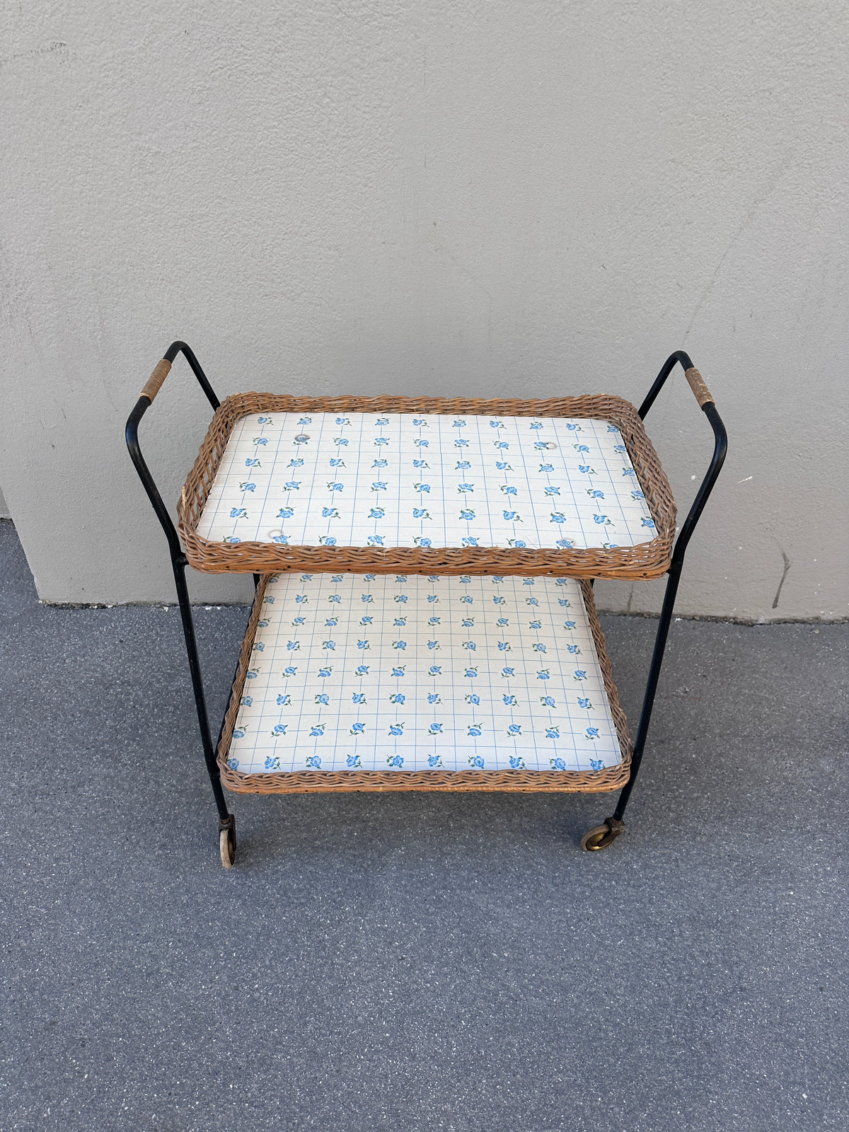 Mid-Century Servierwagen mit abnehmbaren Tabletts und Korbgeflecht