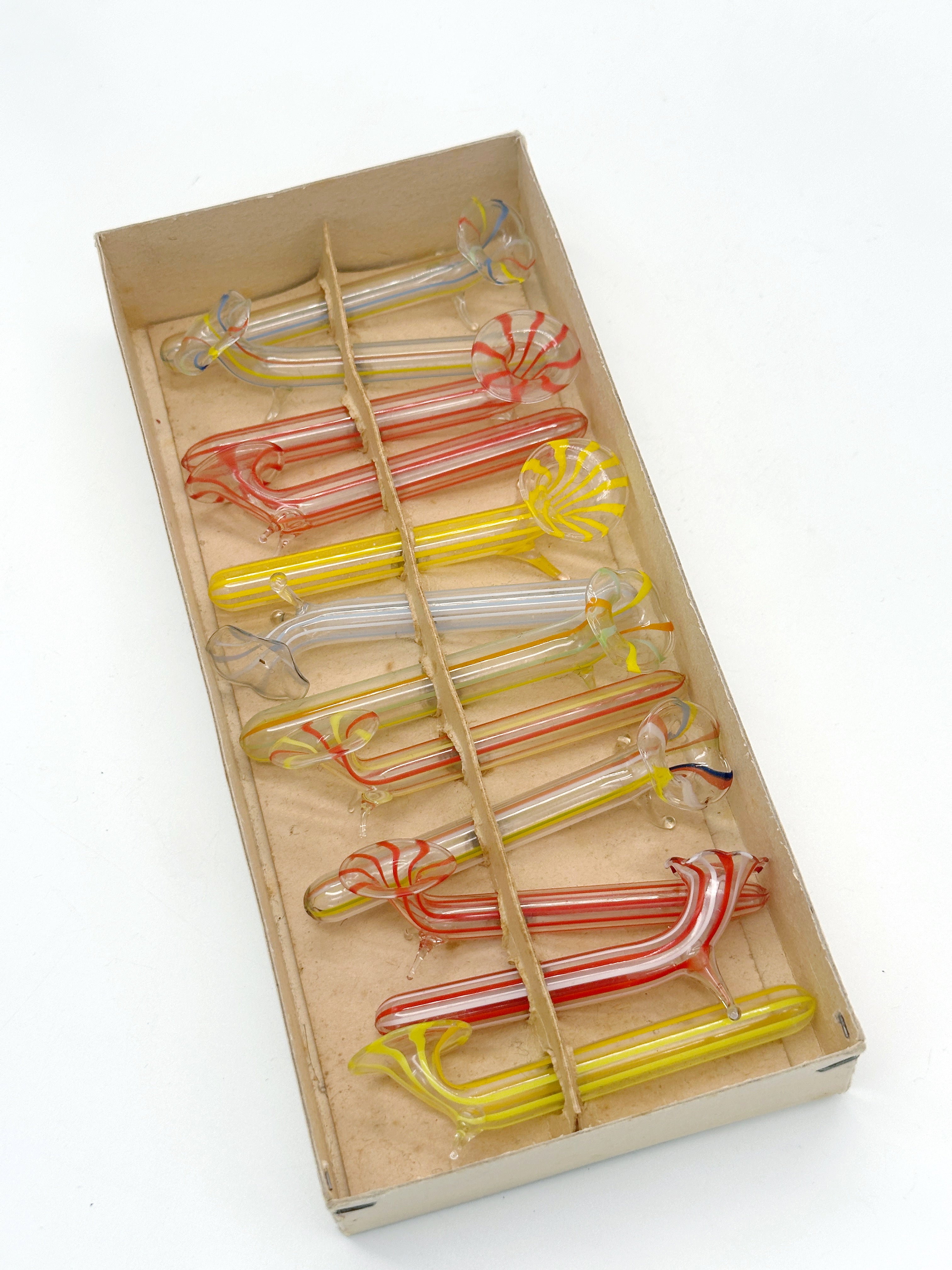 12 antike Bimini Glas-Tischvasen und Messerbänkchen im Set