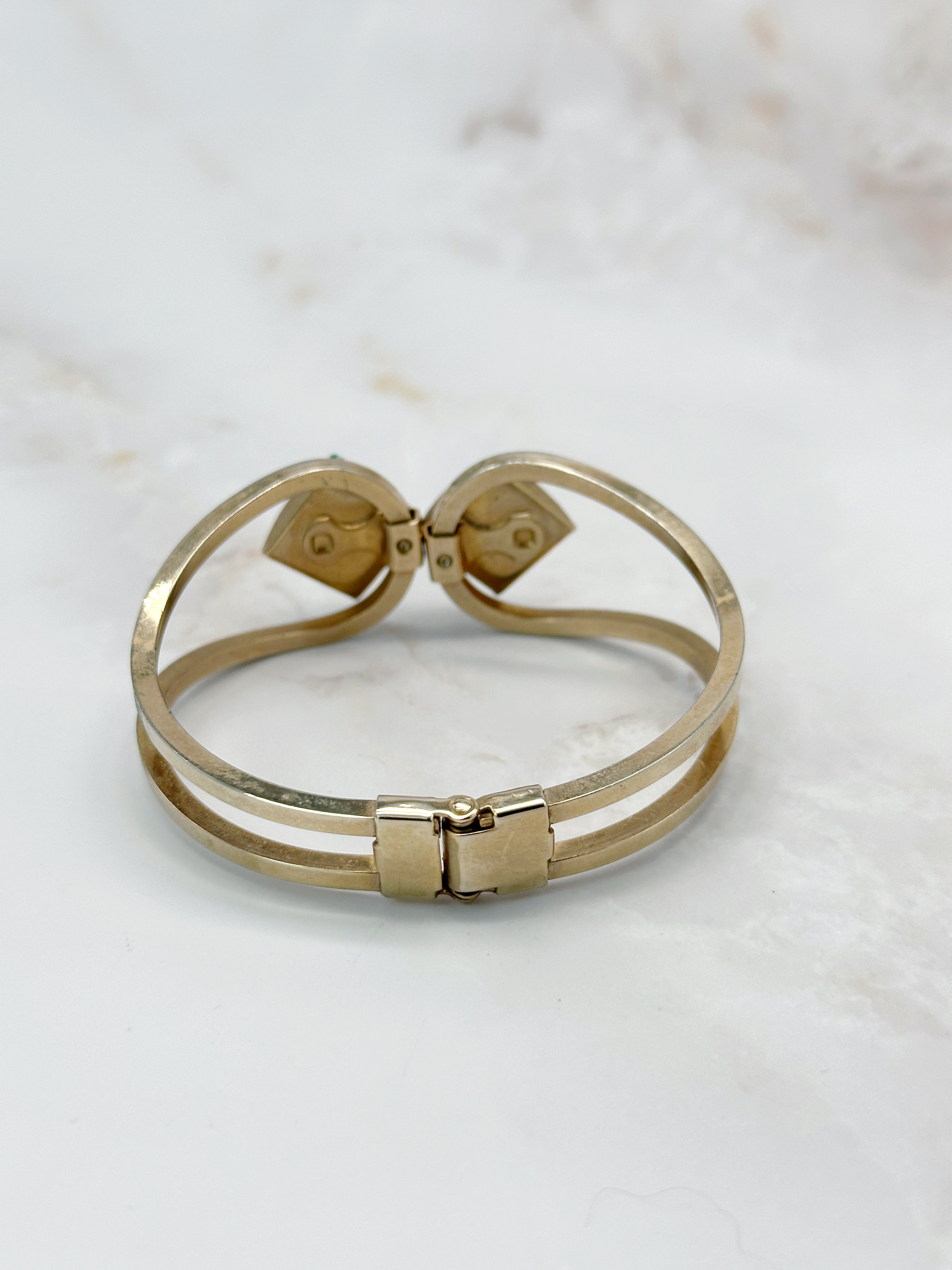 Vergoldete Vintage Armspange mit smaragdgrünen eckigen Elementen