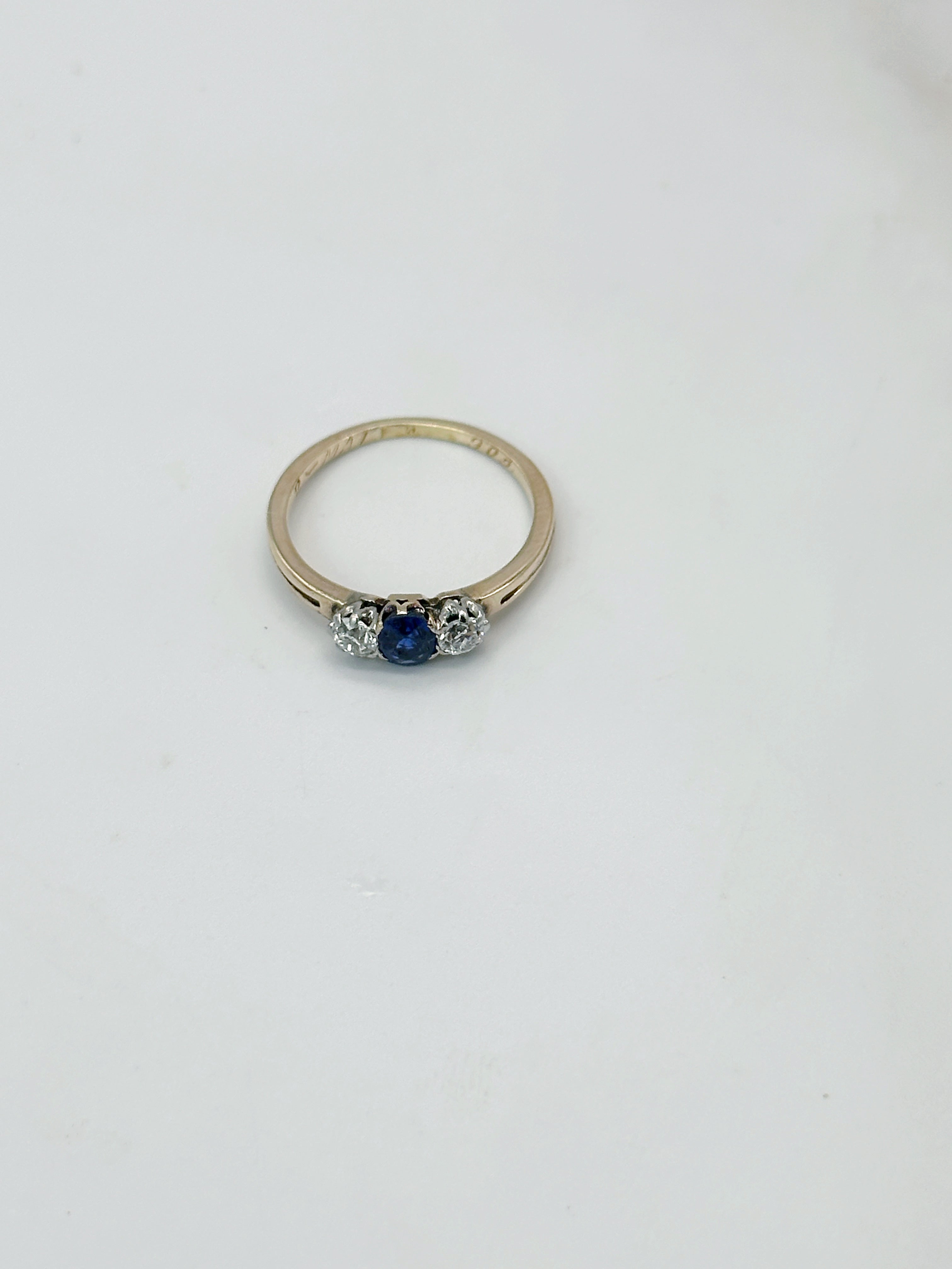 Eleganter Vintage Goldring mit Saphir und Altschliff-Diamanten