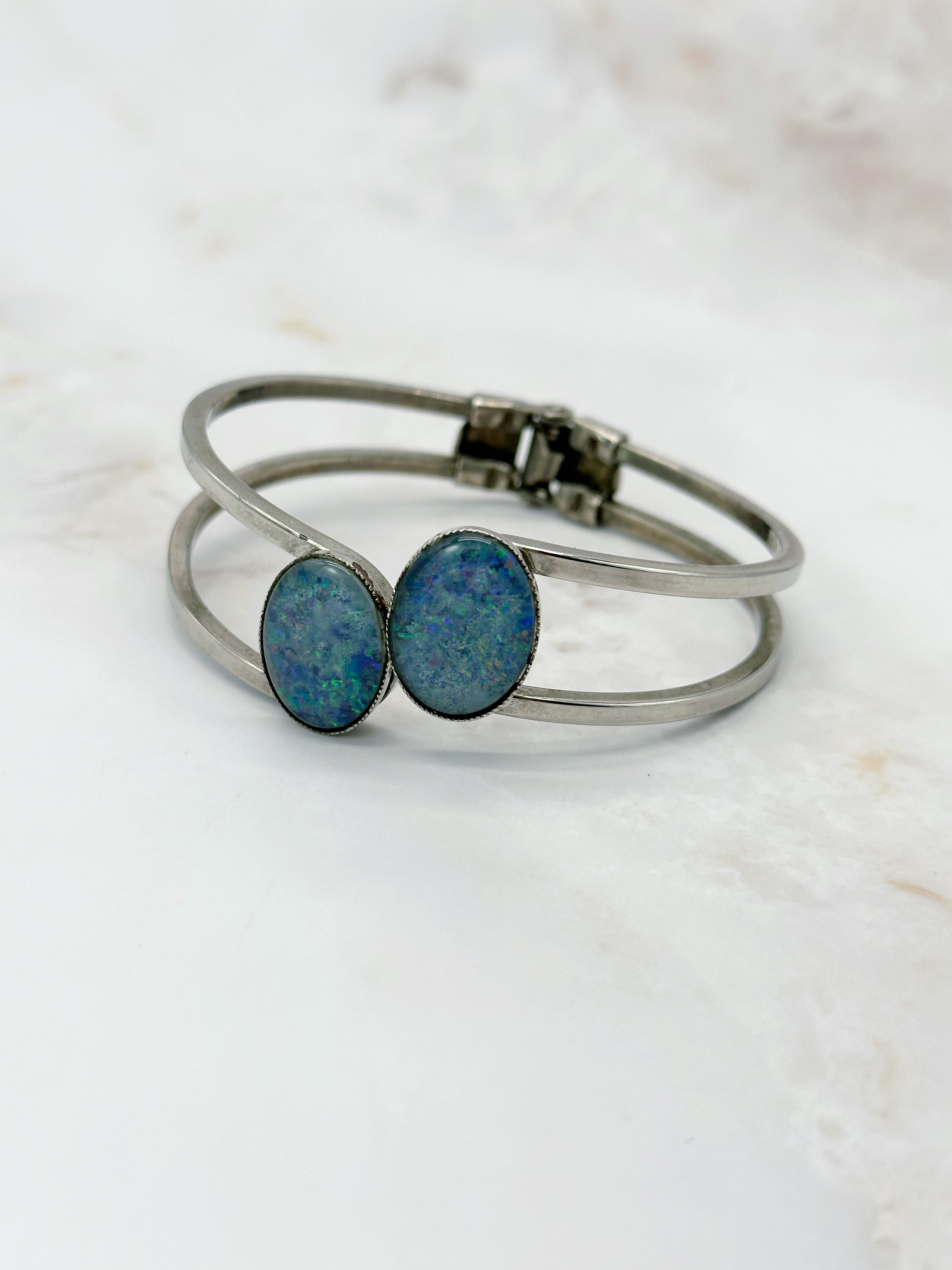 Asymmetrische Vintage Armspange mit schimmernden künstlichem Opal